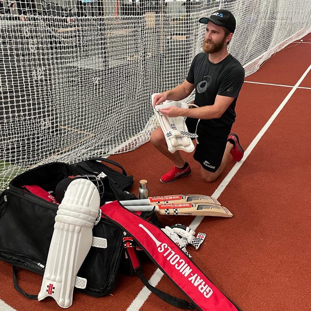 Kane Williamson- न्युझीलंडच्या केन विल्यमसननेही अनेक दिवसांनंतर शतकी खेळी केली आहे. त्याने या महिन्यातच आपल्या कसोटी कर्णधारपदाचा राजानीमा दिला होता. त्यानंतर पहिल्याच कसोटीत त्याने पाकिस्ताविरुद्ध द्विशतक झळकावले आहे. Kane Williamson- न्युझीलंडच्या केन विल्यमसननेही अनेक दिवसांनंतर शतकी खेळी केली आहे. त्याने या महिन्यातच आपल्या कसोटी कर्णधारपदाचा राजानीमा दिला होता. त्यानंतर पहिल्याच कसोटीत त्याने पाकिस्ताविरुद्ध द्विशतक झळकावले आहे. 