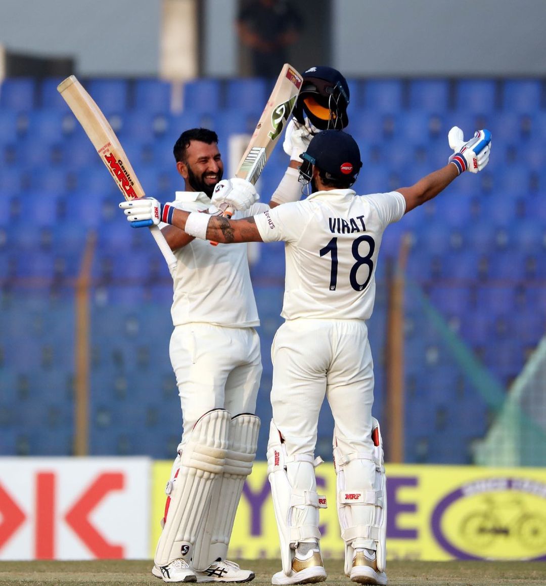 Cheteshwar Pujara- चेतेश्वर पुजारा वर्षाच्या सुरुवातीला खराब फॉर्मात होता. त्यामुळे त्याला ड्रॉप करण्यात आले. त्यानंतर त्याने काऊंटी क्रिकेट खेळून आपला फॉर्म परत मिळवला. यानंतर, पुजाराने २०२२ वर्षाच्या शेवटच्या महिन्यात तीन वर्षांनंतर शतक झळकावले. त्याने बांगलादेशविरुद्ध १३० चेंडूत १०२ धावा केल्या. Cheteshwar Pujara- चेतेश्वर पुजारा वर्षाच्या सुरुवातीला खराब फॉर्मात होता. त्यामुळे त्याला ड्रॉप करण्यात आले. त्यानंतर त्याने काऊंटी क्रिकेट खेळून आपला फॉर्म परत मिळवला. यानंतर, पुजाराने २०२२ वर्षाच्या शेवटच्या महिन्यात तीन वर्षांनंतर शतक झळकावले. त्याने बांगलादेशविरुद्ध १३० चेंडूत १०२ धावा केल्या.