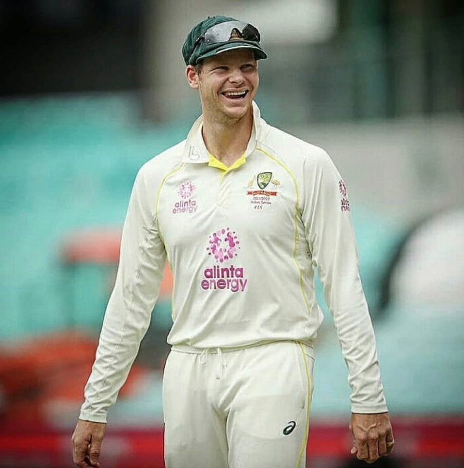 Steve Smith- या दोन भारतीय खेळाडूंशिवाय ऑस्ट्रेलियाचा दिग्गज खेळाडू स्टीव्ह स्मिथसाठीही हे वर्ष छान ठरले. स्मिथने जुलै २०२२ मध्ये अनेक डावांनंतर शानदार शतक केले. श्रीलंकेविरुद्ध कठीण काळात त्याने हे शतक झळकावले. यानंतर त्याने आणखी दोन शतके झळकावली. ज्यामध्ये द्विशतकही एका द्विशतकाचाही समावेश आहे. Steve Smith- या दोन भारतीय खेळाडूंशिवाय ऑस्ट्रेलियाचा दिग्गज खेळाडू स्टीव्ह स्मिथसाठीही हे वर्ष छान ठरले. स्मिथने जुलै २०२२ मध्ये अनेक डावांनंतर शानदार शतक केले. श्रीलंकेविरुद्ध कठीण काळात त्याने हे शतक झळकावले. यानंतर त्याने आणखी दोन शतके झळकावली. ज्यामध्ये द्विशतकही एका द्विशतकाचाही समावेश आहे. 
