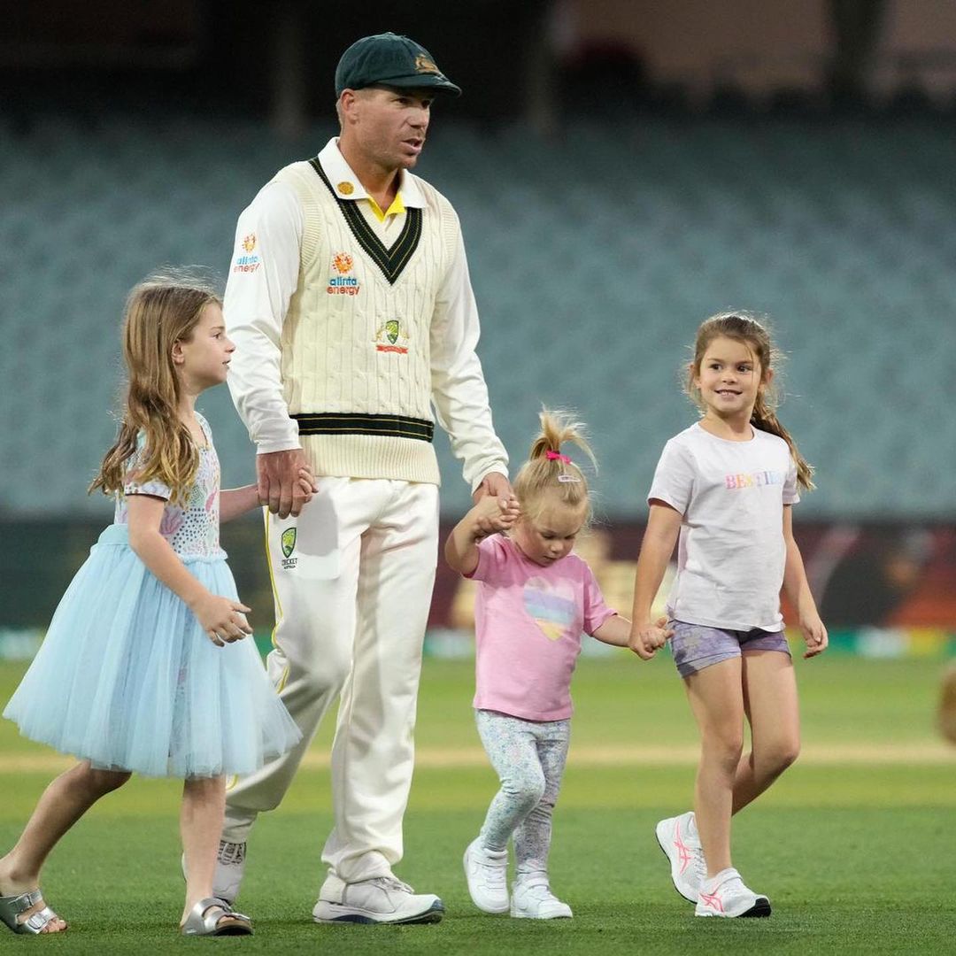 David Warner- स्मिथचा सहकारी डेव्हिड वॉर्नरही अशाच परिस्थितीशी झुंजत होता. वॉर्नरने जानेवारी २०२० मध्ये भारताविरुद्ध शतक झळकावले होते. त्यानंतर ६७ डाव खेळले पण शतक झळकावता आले नाही. वॉर्नरचा दुष्काळही २०२२ मध्येच संपला. वॉर्नरने १०४३ दिवसांनंतर नोव्हेंबरमध्ये इंग्लंडविरुद्ध एकदिवसीय सामन्यात शानदार शतक झळकावले होते. त्यानंतर त्याने २०२२ च्या शेवटच्या आठवड्यात दक्षिण आफ्रिकेविरुद्ध मेलबर्न कसोटीत द्विशतक झळकावले. David Warner- स्मिथचा सहकारी डेव्हिड वॉर्नरही अशाच परिस्थितीशी झुंजत होता. वॉर्नरने जानेवारी २०२० मध्ये भारताविरुद्ध शतक झळकावले होते. त्यानंतर ६७ डाव खेळले पण शतक झळकावता आले नाही. वॉर्नरचा दुष्काळही २०२२ मध्येच संपला. वॉर्नरने १०४३ दिवसांनंतर नोव्हेंबरमध्ये इंग्लंडविरुद्ध एकदिवसीय सामन्यात शानदार शतक झळकावले होते. त्यानंतर त्याने २०२२ च्या शेवटच्या आठवड्यात दक्षिण आफ्रिकेविरुद्ध मेलबर्न कसोटीत द्विशतक झळकावले.