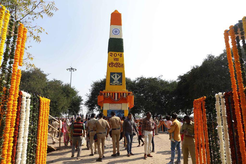 Koregaon Bhima Shaurya Din : पुणे जिल्ह्यातील भीमा-कोरेगावाता आज २०५ वा शौर्यदिन साजरा केला जात आहे. त्यामुळं विजयस्तंभास अभिवादन करण्यासाठी अनुयायांनी मोठ्या संख्येनं गर्दी केली आहे.