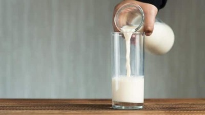 जर तुम्हाला रात्री दूध पिण्याची सवय असेल तर कमी फॅट दूध प्या. पण दूध थंड नाही याची काळजी घ्या. कोमट दूध आणि लो फॅट दूध हे पचायला सोपे जाते.