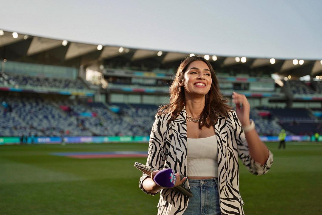 संजना सोशल मीडियावरही खूप सक्रिय असते. इंस्टाग्रामवर तिला ८.८ मिलियन फॉलोअर्स फॉलो करतात.&nbsp;