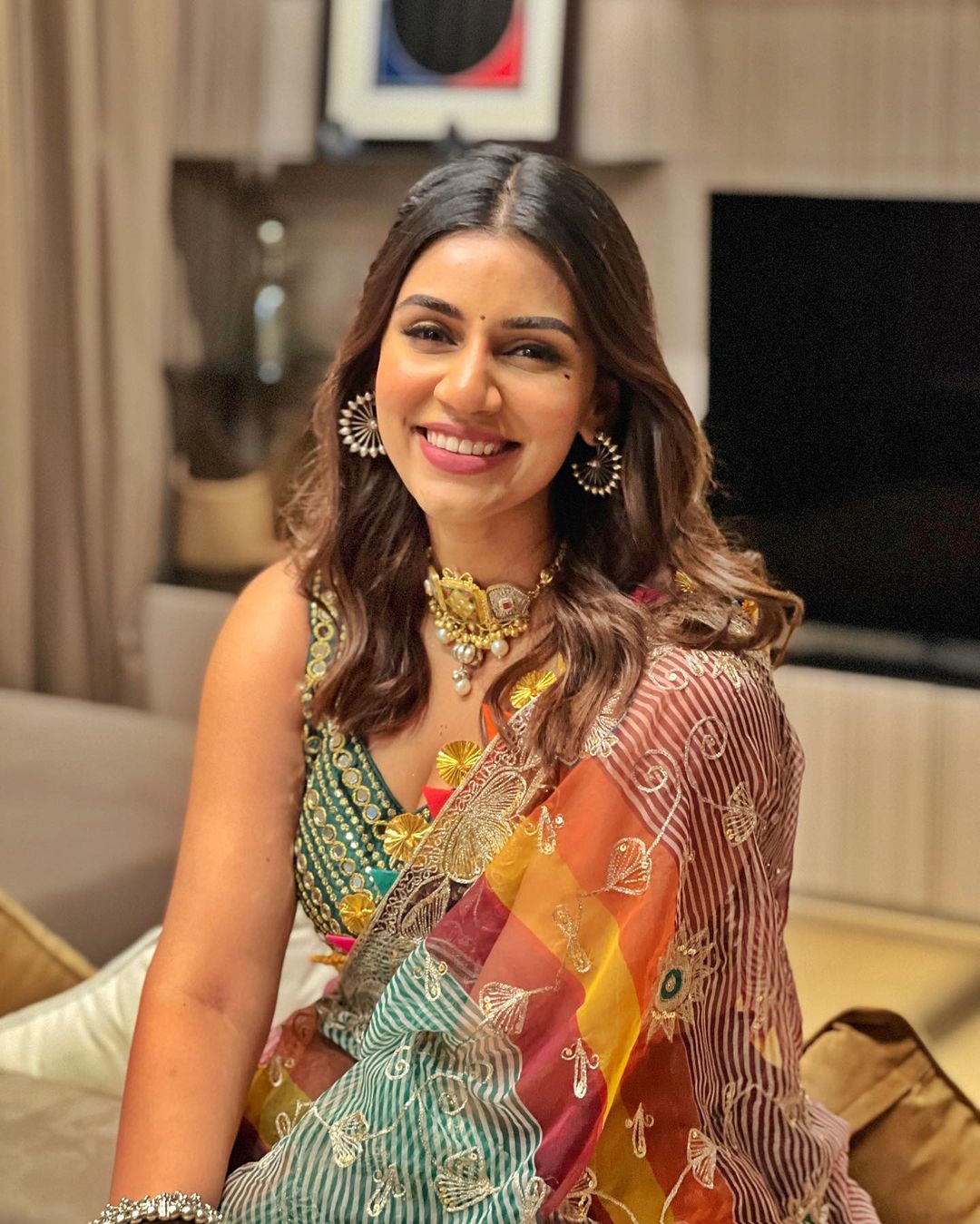 संजना ग्लॅमरमध्ये बॉलिवूड अभिनेत्रींना टक्कर देते. ती आघाडीच्या बॉलिवूड अभिनेत्रींइतकीच सुंदर आहे. संजना ग्लॅमरमध्ये बॉलिवूड अभिनेत्रींना टक्कर देते. ती आघाडीच्या बॉलिवूड अभिनेत्रींइतकीच सुंदर आहे.