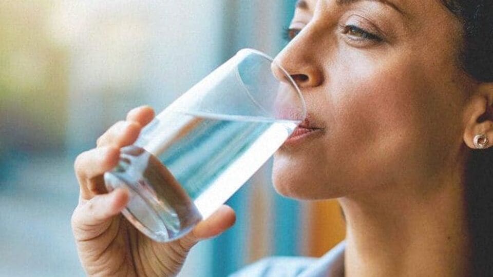 Hot Water Drinking Benefits गरम पाणी पिणे तुमच्या आरोग्यासाठी चांगले आहे का हे आहे उत्तर 8806