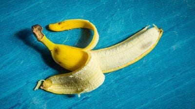 केळी हे अतिशय पौष्टिक फळ आहे हे आपणा सर्वांना माहीत आहे. या व्यतिरिक्त स्किन आणि हेअर केअरमध्ये केळी वापरली जाते. पण फक्त केळीच नाही तर केळीची साल देखील अनेक प्रकारे फायदेशीर आहे. केळीच्या सालीमध्ये व्हिटॅमिन बी ६, बी १२, प्रोटीन, फायबर, मॅग्नेशियम, पोटॅशियम असते. ही साल अनेक प्रकारे वापरले जाऊ शकते.
