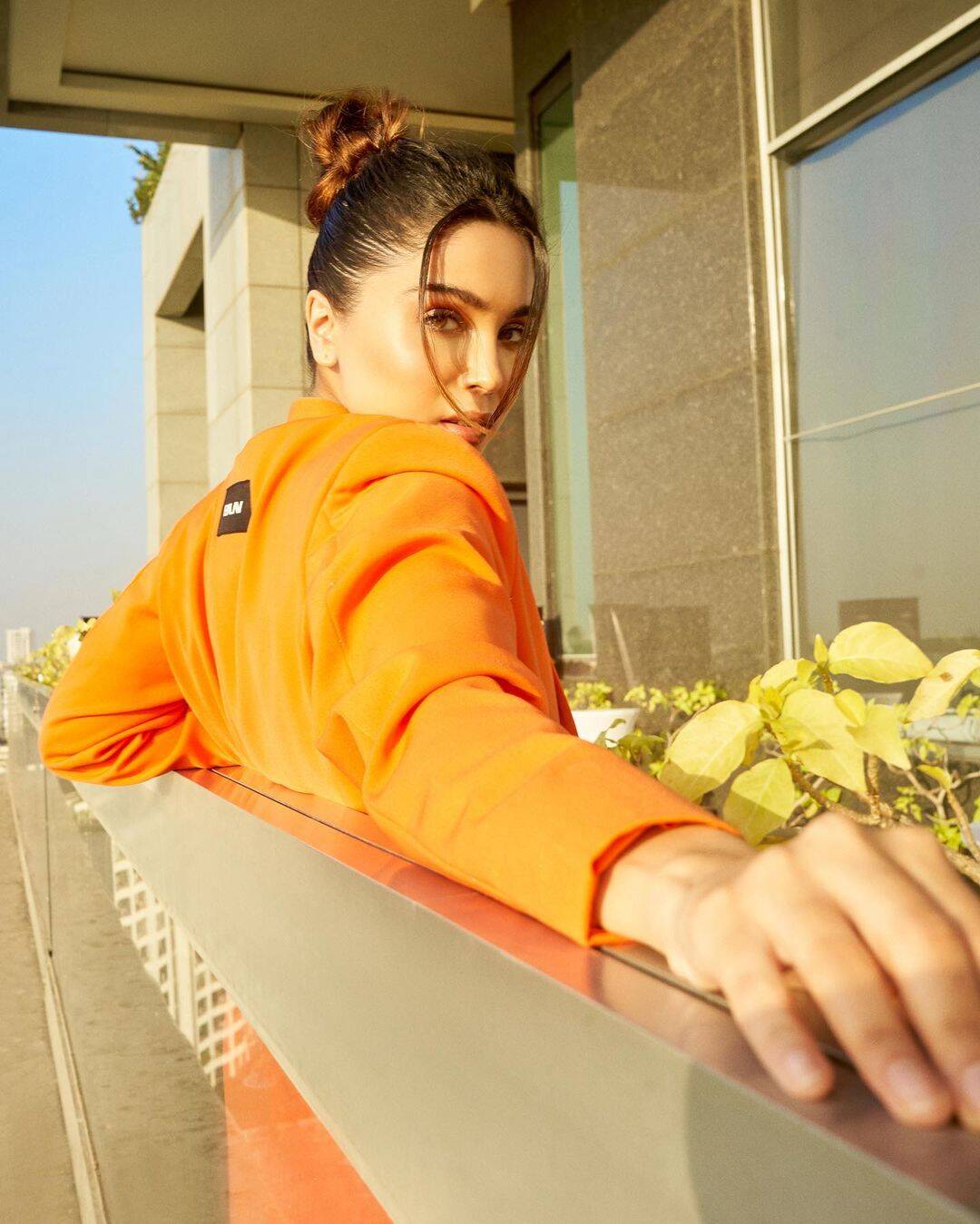 शर्वरी ही माजी मुख्यमंत्री मनोहर जोशी यांच्या मुलीची मुलगी आहे.