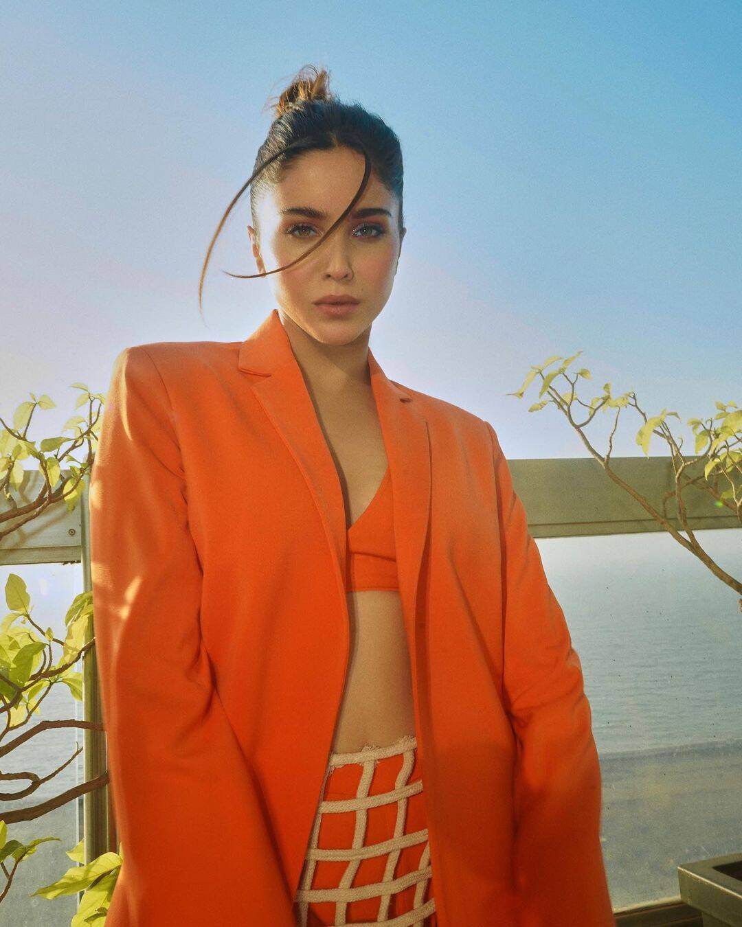 या लूकमध्ये शर्वरी वाघ अतिशय बोल्ड आणि हॉट दिसत आहे.