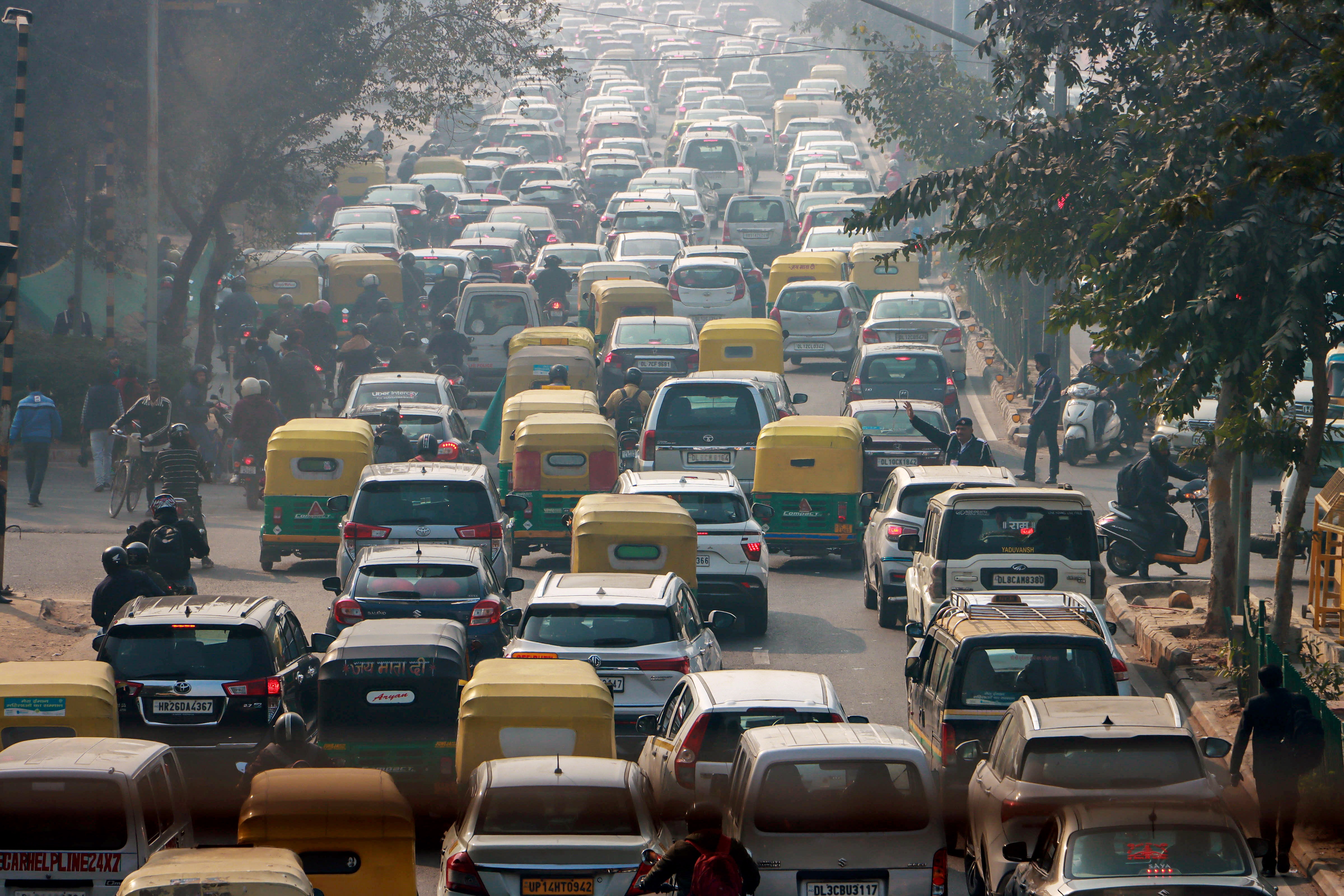traffic update in delhi today : देशाच्या ७४ व्या प्रजासत्ताक दिनाची जोरदार तयारी सुरू असतानाच आता राजधानी दिल्लीतील अनेक भागांमध्ये मोठी वाहतूक कोंडी झाल्याची घटना समोर आली आहे.