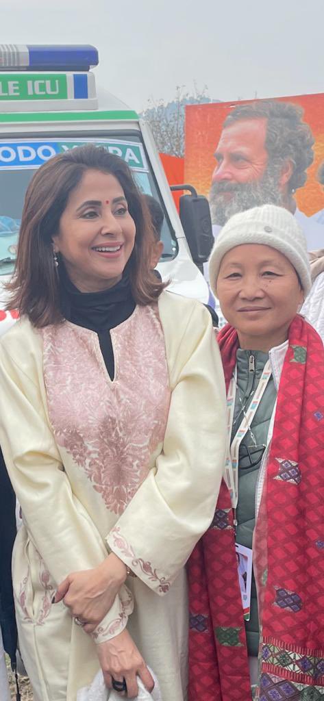 urmila matondkar in bharat jodo yatra : अनेक राज्यांच्या प्रवास करत काँग्रेसची भारत जोडो यात्रा अखेरच्या टप्प्यासाठी जम्मू-काश्मिरमध्ये पोहचली आहे. यावेळी बॉलिवूड अभिनेत्री आणि शिवसेनेच्या नेत्या उर्मिला मातोंडकर या भारत जोडो यात्रेत सहभागी झाल्या.