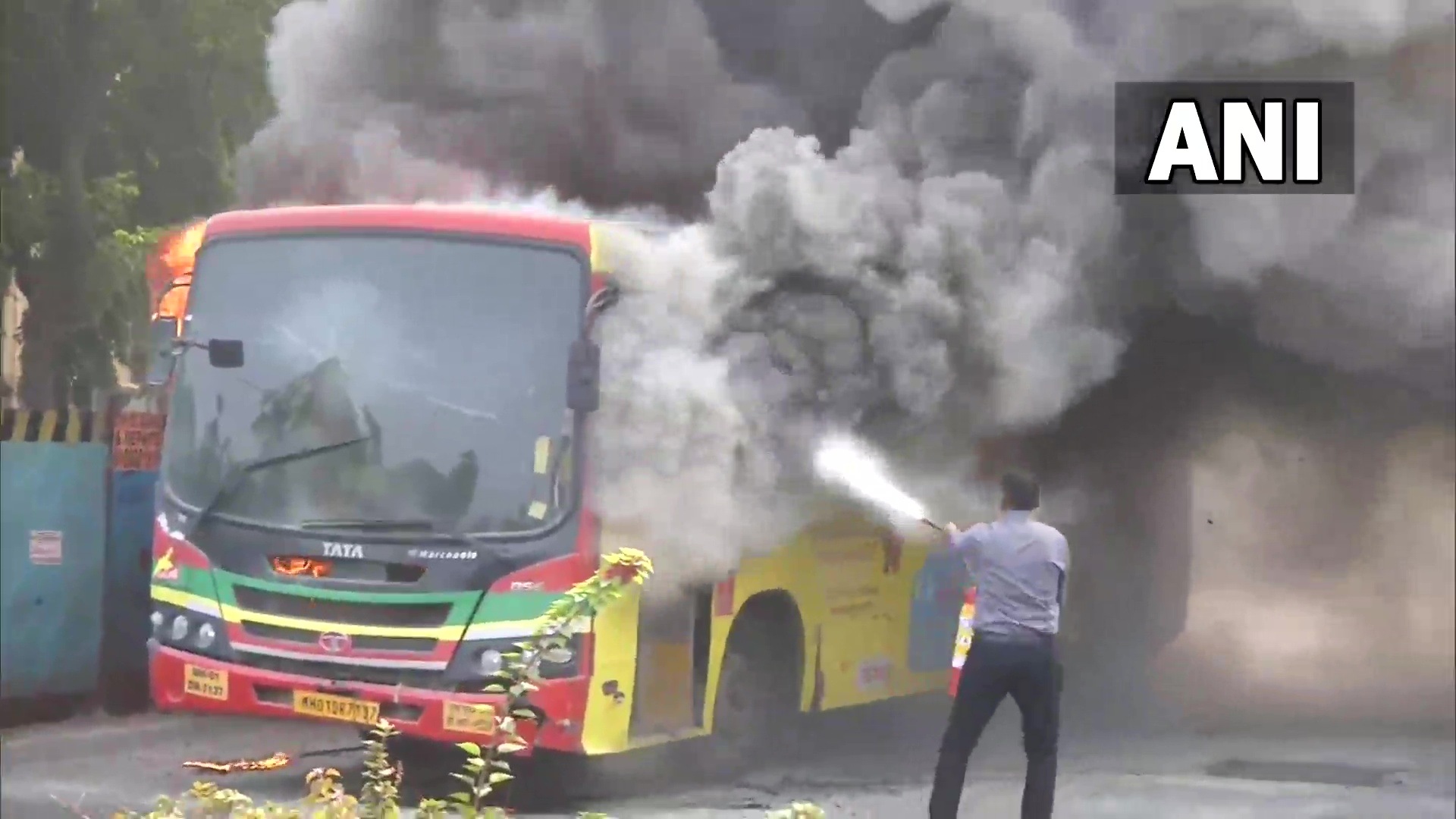 मुंबईतील वांद्रे पश्चिम येथील एसव्ही रोड येथे बेस्ट बसला आग लागली. आग लागल्यानंतर बसमधील प्रवाशांनी भीतीने आरडाओरडा केला. त्यामुळे बसमधील सर्व प्रवासी प्रसंगावधान राखत उतरल्याने मोठा अनर्थ टळला.