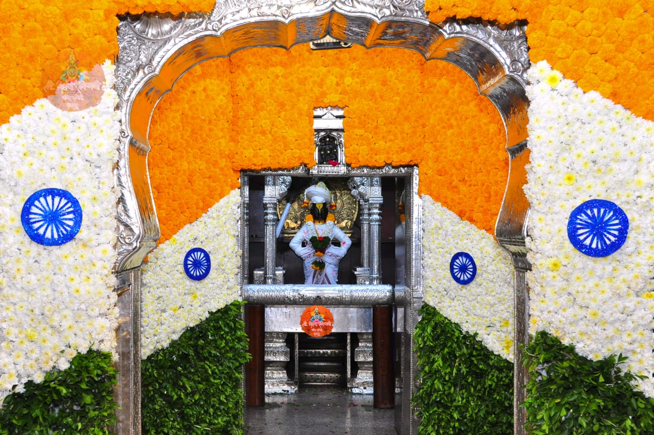 वसंतपंचमीनिमित्त&nbsp;पंढरपुरात&nbsp;विठुराया आणि रुक्मिणी मातेचा विवाह सोहळा&nbsp;मोठ्या दिमाखात पार पडला. यावेळी&nbsp;विठ्ठल रुक्मिणी मंदिराचा देव्हारा,&nbsp;गर्भगृह,&nbsp;चौखांबी,&nbsp;सोळाखांबी आकर्षक फुलांनी सजवण्यात आले आहेत.