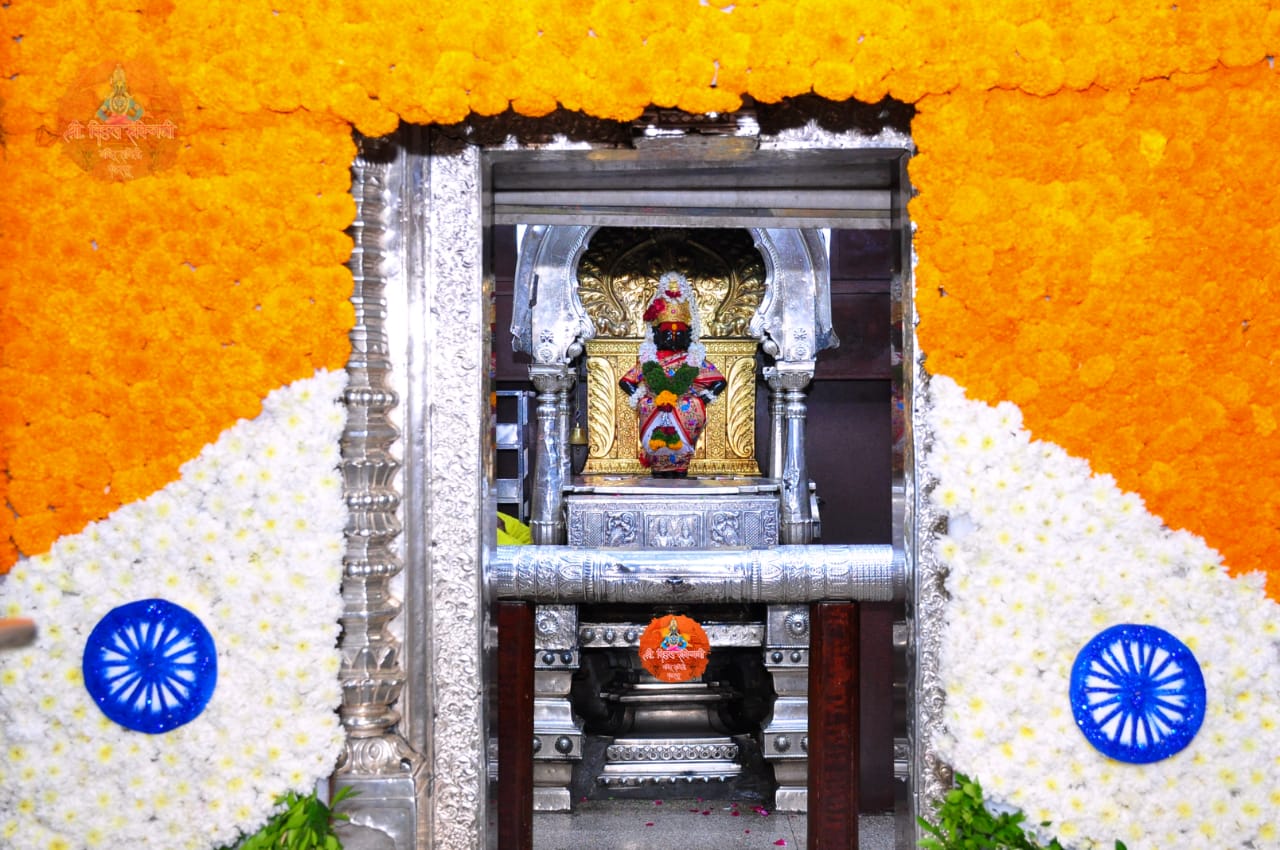 मंदिराच्या दर्शनीभागातही फुलांची नेत्रदीपक सजावट करण्यात आली आहे.&nbsp;पुण्याचे विठ्ठल भक्त भुजबळ कुटुंबीयांकडून ही सजावट करण्यात आली आहे.