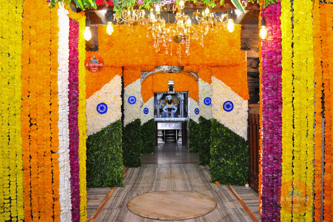 विठ्ठलाच्या मंदिरात प्रजासत्ताक दिनानिमित्त सुंदर अशा तिरंग्याच्या रुपात फुलांची सजावट करण्यात आली आहे.&nbsp;ही फुलांची आकर्षक सजावट भाविकांचं लक्ष वेधून घेत आहे.