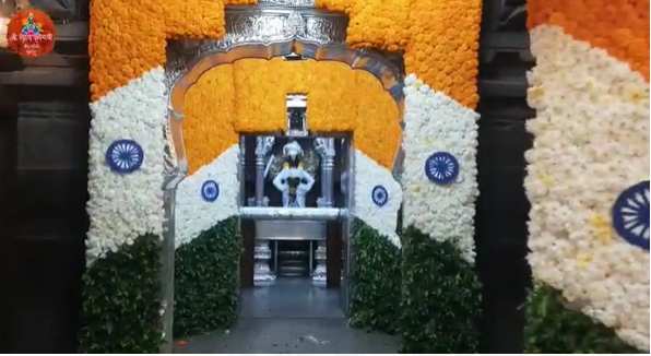 विठ्ठल मंदिरात आज दुपारी&nbsp;१२ वाजता विठ्ठल आणि रुक्मिणीचा विवाह सोहळा मोठ्या थाटामाटात संपन्न&nbsp;झाला.&nbsp;यानिमित्त पंढरपुरात&nbsp;गेल्या अनेक दिवसांपासून&nbsp;तयारी सुरु&nbsp;होती.&nbsp;बंगळूरू&nbsp;येथील एका भाविकाने विठ्ठल रुक्मिणी यांच्या विवाह सोहळ्याच्या निमित्ताने पोषाख भेट दिला आहे.तसेच एका भाविकाने तब्बल पावणे दोन कोटी रुपयांचे सोन्याचे दागिने विठुरायाचरणी अर्पण केले.&nbsp;