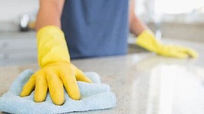 स्वच्छ आणि नीटनेटके घर तुम्हाला केवळ छान फील देत नाही तर शांततेची भावना देखील देते. जरी घर स्वच्छ ठेवण्याचे काम थोडे कंटाळवाणे, वेळ घेणारे आणि कधी कधी निराशाजनक असू शकते. येथे काही हॅक्स आहेत, ज्यांचा वापर करून तुम्ही तुमचे घर स्वच्छ करू शकता.