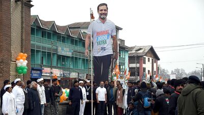 Bharat Jodo Yatra In Srinagar : त्यामुळं आता राहुल गांधी यांनी राष्ट्रध्वजाचा अपमान केल्याचा आरोप करत त्यांना सोशल मीडियावर मोठ्या प्रमाणात ट्रोल करण्यात येत आहे.