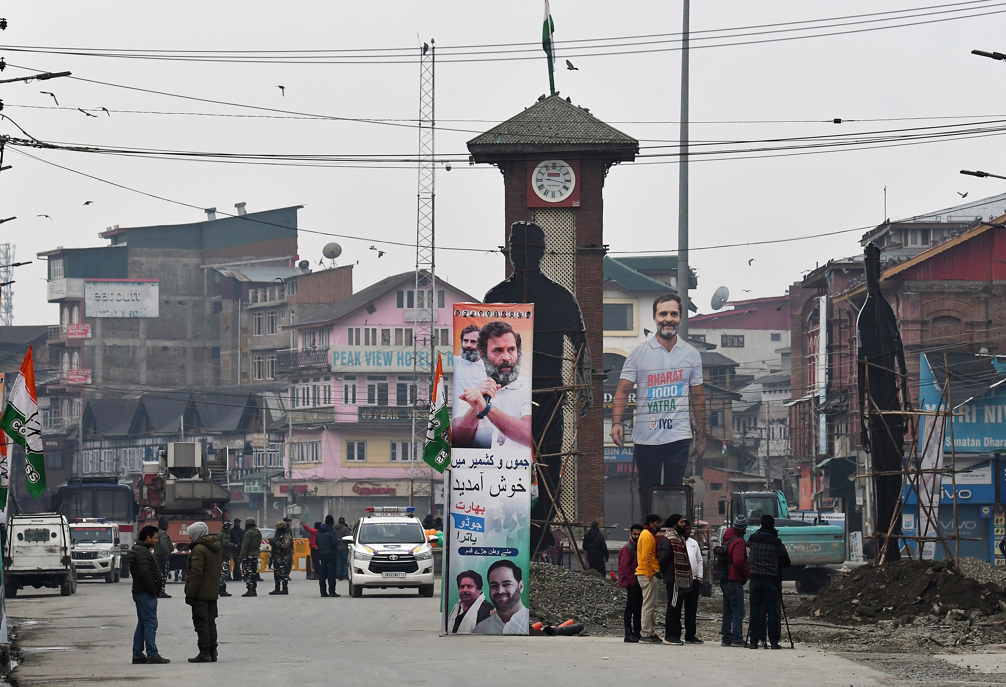 Bharat Jodo Yatra In Jammu Kashmir : ध्वजारोहण करणं चांगली गोष्ट आहे पण राहुल गांधी यांचं फ्लेक्स राष्ट्रध्वजापेक्षा मोठं का आहे?, असा सवाल अनेकांनी सोशल मीडियावर विचारला आहे. Bharat Jodo Yatra In Jammu Kashmir : ध्वजारोहण करणं चांगली गोष्ट आहे पण राहुल गांधी यांचं फ्लेक्स राष्ट्रध्वजापेक्षा मोठं का आहे?, असा सवाल अनेकांनी सोशल मीडियावर विचारला आहे.