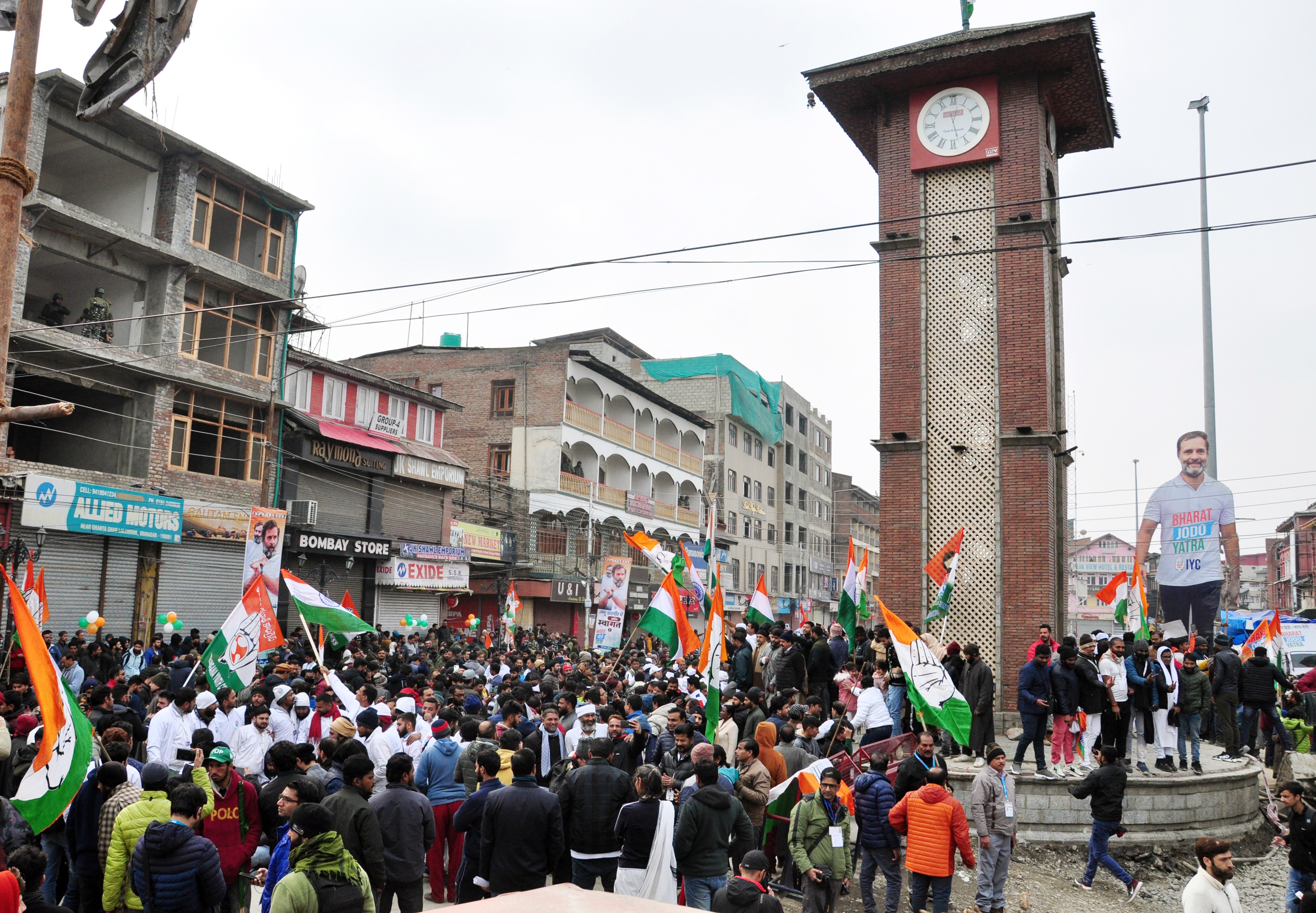 तिरंगा झेंडा नेहमीच उंच असायला हवा. परंतु राहुल गांधींचे पोस्टर्स राष्ट्रध्वजापेक्षा जास्त उंच असल्यामुळं भाजपसह हिंदुत्ववादी संघटनांच्या सोशल मीडिया अकाऊंट्सवरून काँग्रेसवर टीका केली जात आहे.