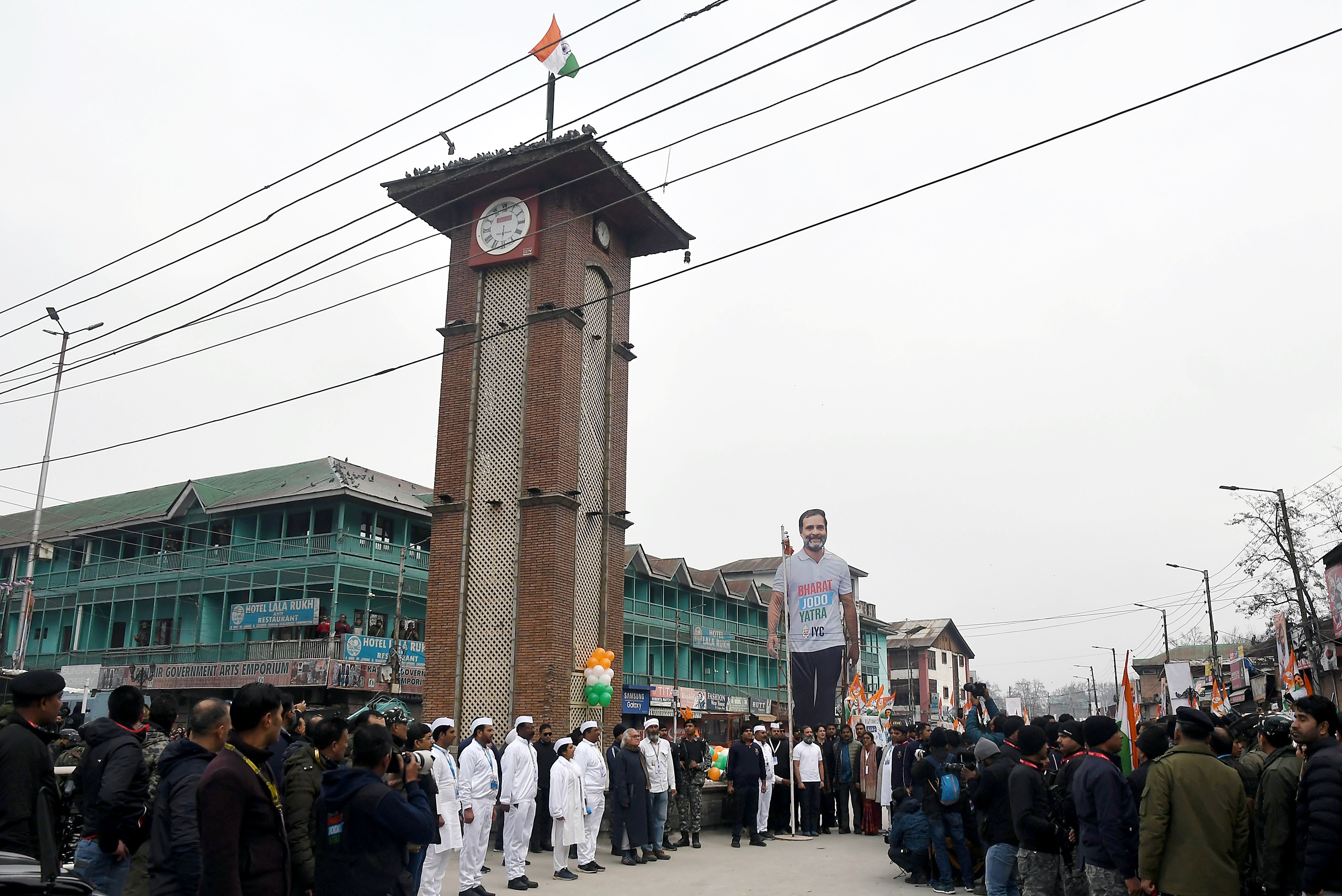 Bharat Jodo Yatra In Lal Chowk : लाल चौकात राष्ट्रध्वजाचं ध्वजारोहण करण्यात आल्यानंतर काँग्रेसच्या कार्यकर्त्यांनी जोरदार सेलिब्रेशन केलं. परंतु कार्यक्रमावेळी चौकात राष्ट्रध्वजाच्या उंचीपेक्षा राहुल गांधींच्या कटाऊटची उंची जास्त असल्याचा आरोप सोशल मीडियावर करण्यात येत आहे. Bharat Jodo Yatra In Lal Chowk : लाल चौकात राष्ट्रध्वजाचं ध्वजारोहण करण्यात आल्यानंतर काँग्रेसच्या कार्यकर्त्यांनी जोरदार सेलिब्रेशन केलं. परंतु कार्यक्रमावेळी चौकात राष्ट्रध्वजाच्या उंचीपेक्षा राहुल गांधींच्या कटाऊटची उंची जास्त असल्याचा आरोप सोशल मीडियावर करण्यात येत आहे.