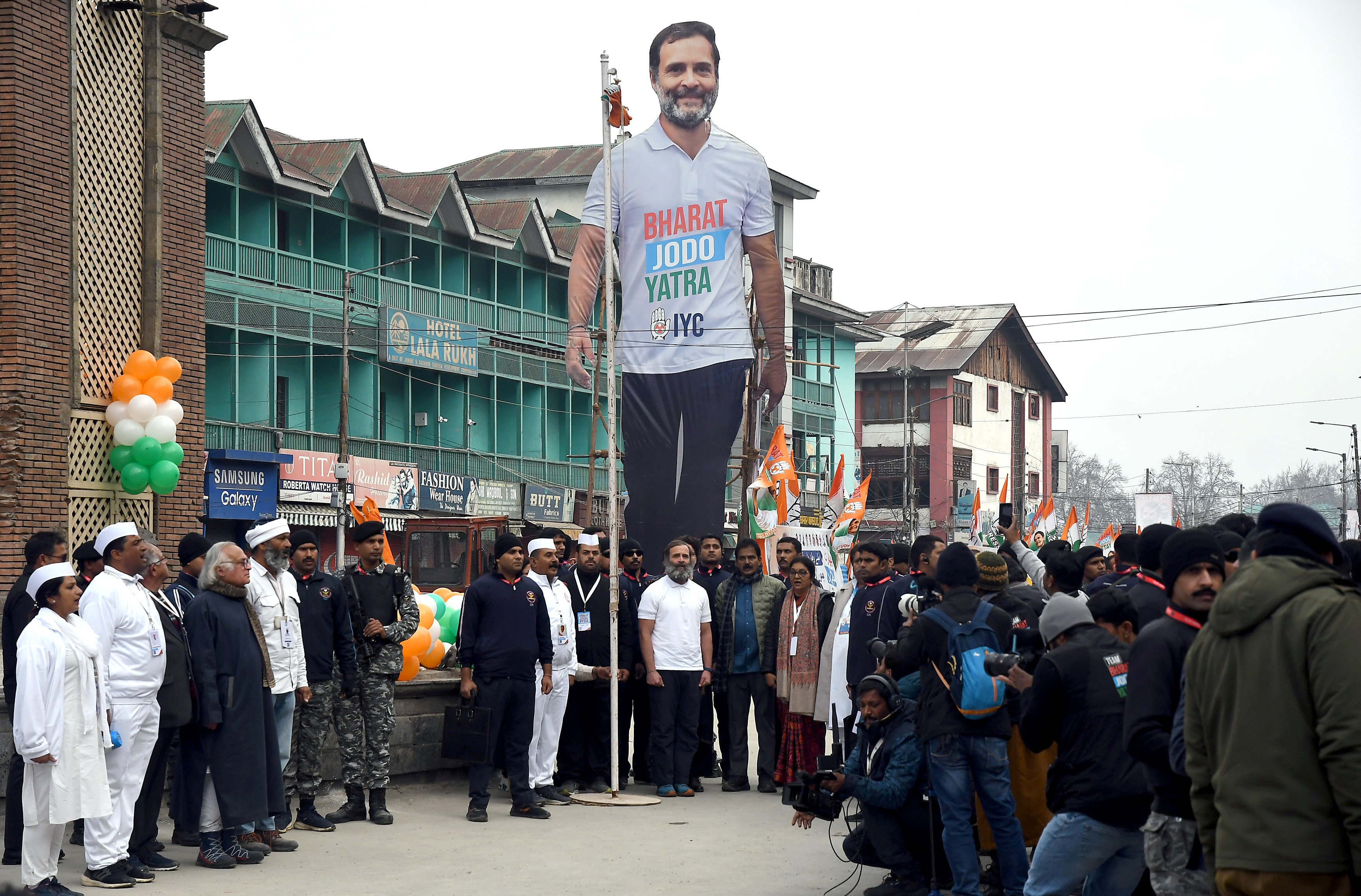 Bharat Jodo Yatra In Srinagar : त्यामुळं आता राहुल गांधी यांनी राष्ट्रध्वजाचा अपमान केल्याचा आरोप करत त्यांना सोशल मीडियावर मोठ्या प्रमाणात ट्रोल करण्यात येत आहे. Bharat Jodo Yatra In Srinagar : त्यामुळं आता राहुल गांधी यांनी राष्ट्रध्वजाचा अपमान केल्याचा आरोप करत त्यांना सोशल मीडियावर मोठ्या प्रमाणात ट्रोल करण्यात येत आहे.