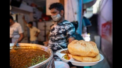छोले भटुरे हा दिल्लीतील एक प्रसिद्ध पंजाबी पदार्थ आहे, जो भारतातील बहुतेक लोकांना खायला आवडतो. छोले भटुरे हा एक प्रसिद्ध नाश्ता आहे आणि तो रस्त्याच्या कडेला असलेल्या कोणत्याही फूड-स्टॉल किंवा रेस्टॉरंटमध्ये मिळू शकतो. दिल्लीतील काही प्रसिद्ध ठिकाणचे छोले भटुरे तुम्ही नक्कीच चाखले पाहिजे.&nbsp;