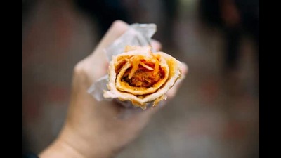 कोलकात्यातील सर्वात प्रसिद्ध स्ट्रीट फूड काठी रोल लोकांना खायला आवडते. तुम्ही हे स्ट्रीट फूड जरूर ट्राय करा.