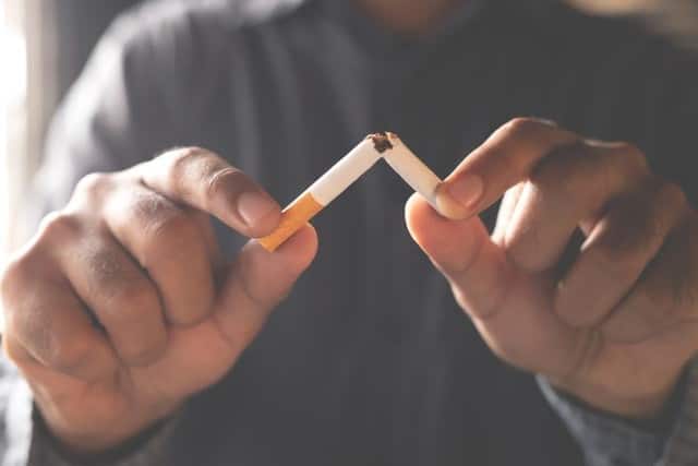 పడుకునే ముందు మద్యం సేవించి ఉంటే, అది మీ గురకకు కారణం కావచ్చు. పడుకునే కొన్ని గంటల ముందు తాగడం వల్ల మీ గొంతులోని కండరాలు సడలించి, గురకకు కారణమవుతాయి. దీనితో పాటు రోజూ పొగతాగేవాళ్లు కూడా గురకకు గురవుతారు. ఇవి మానేయాలి.&nbsp;