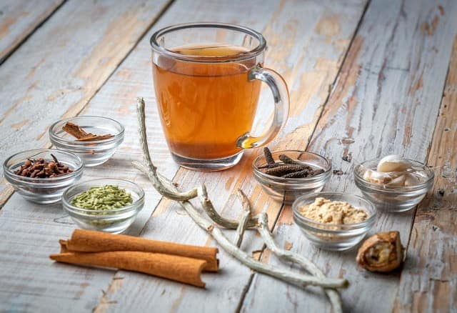 అల్లం చాలా రకాల గొంతు సమస్యలకు ఔషధం, గురకకు కూడా. గురక సమస్య నుండి బయటపడటానికి రోజుకు రెండుసార్లు అల్లం, తేనె కలిపిన టీ తాగండి