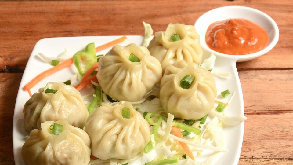 Veg Momo Recipe: मैद्याऐवजी रव्यापासून बनवा चविष्ट व्हेज मोमोज! बघा