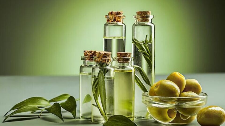 Skin Care हे तेल रात्री चेहऱ्याला लावा, वृद्धत्वाची लक्षणे होऊ लागतील