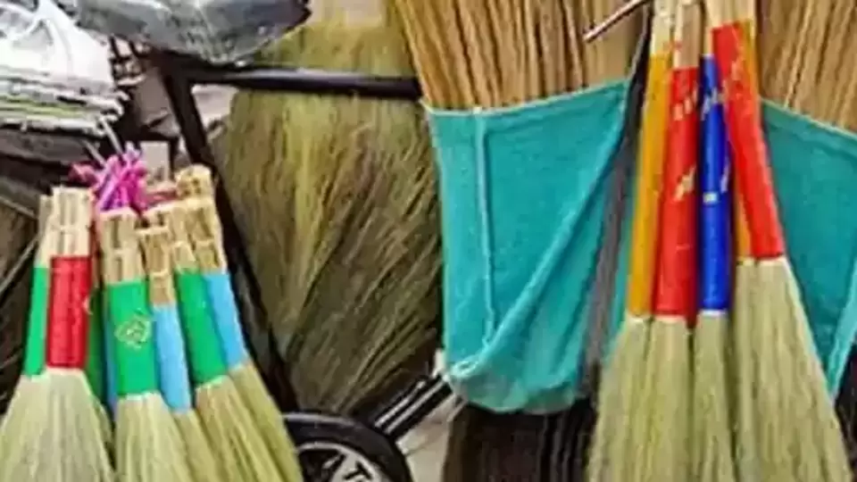 Vastu Tips झाडूबाबत काय सांगतं वास्तुशास्त्र?, कोणत्या दिवशी घेऊ नये