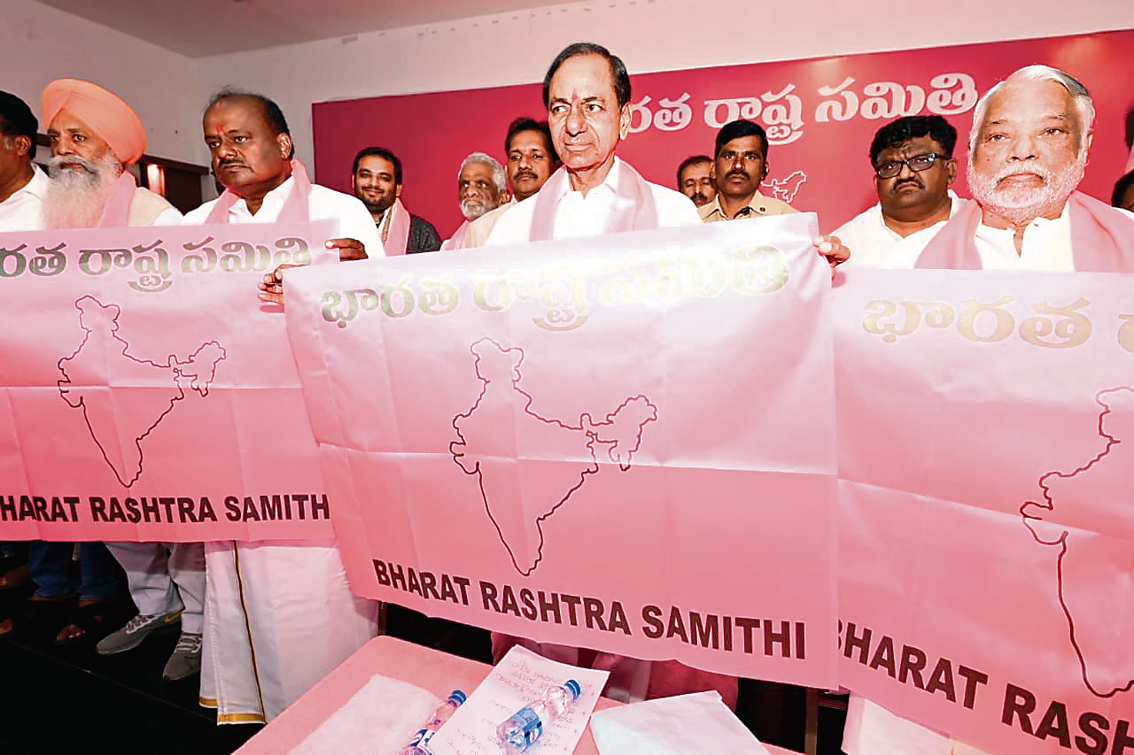 नांदेडच्या सभेतून मुख्यमंत्री केसीआर यांनी महिला, दलित, शेतमजूर, शेतकरी आणि सामान्य नागरिकाचे प्रश्न मांडले आहेत. याशिवाय शेतकऱ्यांच्या प्रश्नावरून केसीआर यांनी भाजपवर सडकून टीका केली आहे.