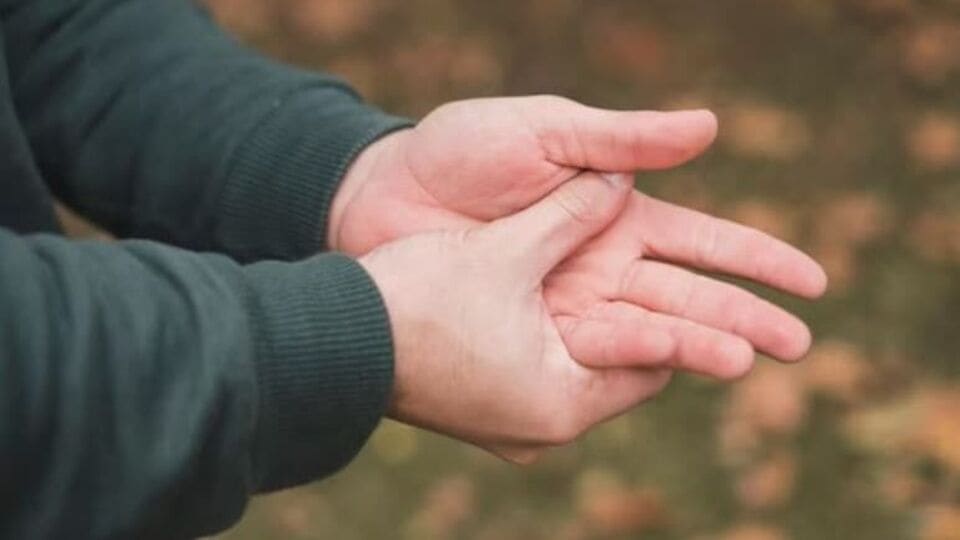 Numb Fingers Reasons हातापासून पायाची बोट अचानक नम होतात का? ही असू