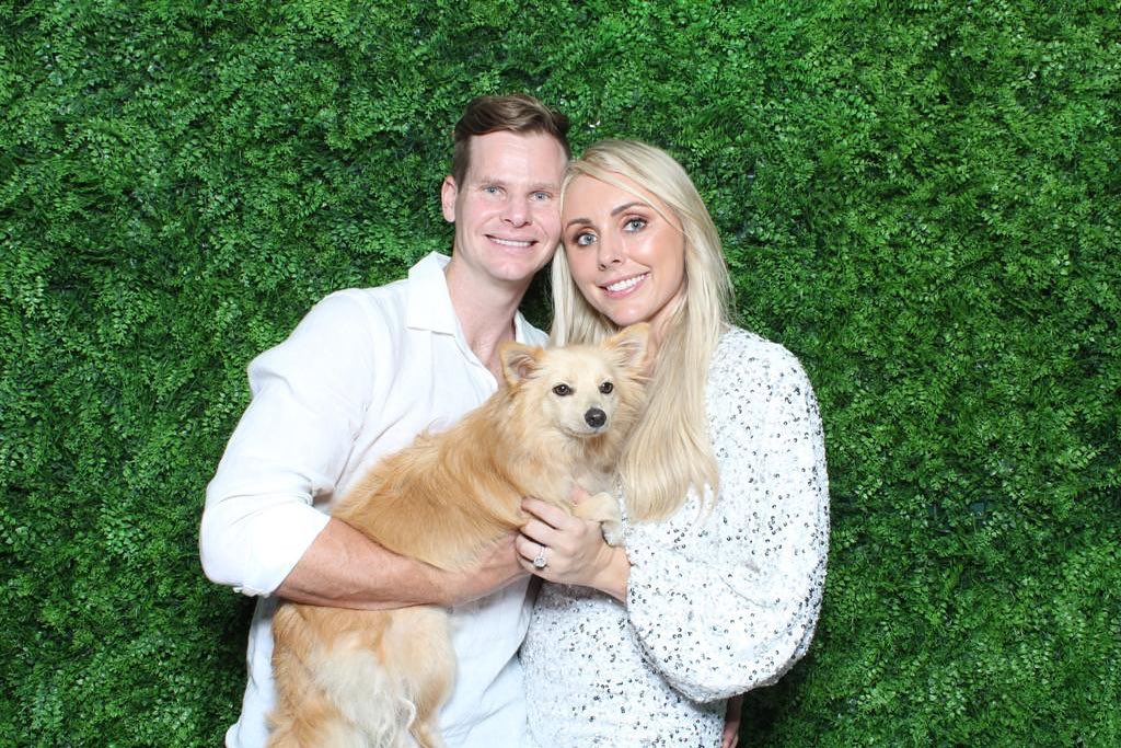 steve smith wife : ऑस्ट्रेलियाचा सुपरस्टार फलंदाज फलंदाज स्टीव्ह स्मिथ त्याच्या फलंदाजीमुळे नेहमीच चर्चेत राहतो. स्मिथने सप्टेंबर २०१८ मध्ये डेनी विलिसशी लग्न केले. स्मिथ आणि विलिस यांनी लग्नाआधी जवळपास ७ वर्षे एकमेकांना डेट केले होते.