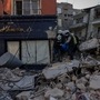 <p>तुर्की आणि सीरियातील भूकंपबळींची संख्या ३८ हजारांच्याही पुढे गेली आहे. या दशकातील हा सर्वाधिक प्राणहानी करणारा असा हा विनाशकारी भूकंप ठरला आहे.</p>