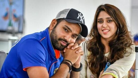 rohit sharma ritika sajdeh : टीम इंडियाचा कर्णधार रोहित शर्माची प्रेमकहाणी चित्रपटाच्या कथेपेक्षा कमी नाही. त्याने स्पोर्ट्स मॅनेजर असलेल्या रितिका सजदेहशी लग्न केले आहे. रितिकाने आपल्या करिअरची सुरुवात एका स्पोर्ट्स मॅनेजमेंट कंपनीतून केली होती. एका जाहिरातीच्या शूटिंगदरम्यान रितिका आणि रोहितची पहिली भेट झाली होती. मात्र, रोहितसोबत लग्न झाल्यानंतर रितिकाने या क्षेत्राला अलविदा केला. <p>rohit sharma ritika sajdeh : टीम इंडियाचा कर्णधार रोहित शर्माची प्रेमकहाणी चित्रपटाच्या कथेपेक्षा कमी नाही. त्याने स्पोर्ट्स मॅनेजर असलेल्या रितिका सजदेहशी लग्न केले आहे. रितिकाने आपल्या करिअरची सुरुवात एका स्पोर्ट्स मॅनेजमेंट कंपनीतून केली होती. एका जाहिरातीच्या शूटिंगदरम्यान रितिका आणि रोहितची पहिली भेट झाली होती. मात्र, रोहितसोबत लग्न झाल्यानंतर रितिकाने या क्षेत्राला अलविदा केला. </p>