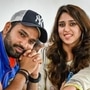 <p>rohit sharma ritika sajdeh : टीम इंडियाचा कर्णधार रोहित शर्माची प्रेमकहाणी चित्रपटाच्या कथेपेक्षा कमी नाही. त्याने स्पोर्ट्स मॅनेजर असलेल्या रितिका सजदेहशी लग्न केले आहे. रितिकाने आपल्या करिअरची सुरुवात एका स्पोर्ट्स मॅनेजमेंट कंपनीतून केली होती. एका जाहिरातीच्या शूटिंगदरम्यान रितिका आणि रोहितची पहिली भेट झाली होती. मात्र, रोहितसोबत लग्न झाल्यानंतर रितिकाने या क्षेत्राला अलविदा केला.&nbsp;</p>