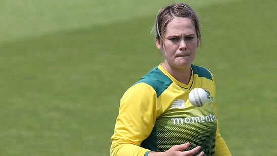 Dané van Niekerk - डेन व्हॅन निकेर्क दक्षिण आफ्रिकेकडून आंतरराष्ट्रीय क्रिकेट खेळते. तिची एकूण संपत्ती $१ मिलियन डॉलर्स आहे.