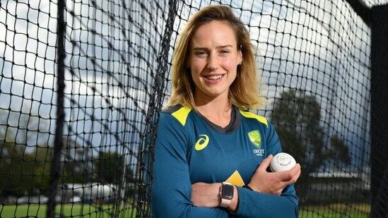 Ellyse Perry - ऑस्ट्रेलियाची अष्टपैलू खेळाडू एलिस पेरी जगातील सर्वात श्रीमंत महिला क्रिकेटर आहे. तिची एकूण संपत्ती $१४ मिलियन डॉलर्स आहे. पेरीची गणना क्रिकेट इतिहासातील सर्वोत्तम अष्टपैलू खेळाडूंमध्ये केली जाते.