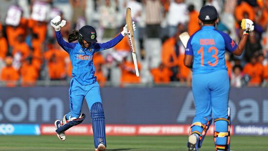 पुरुष क्रिकेटपटूंना एका सामन्यात महिलांपेक्षा तिप्पट जास्त मॅच फी मिळायची. पण गेल्या वर्षी बोर्डाच्या या निर्णयानंतर आता महिला क्रिकेटपटूंनाही पुरुषांइतकीच मॅच फी मिळते आहे.