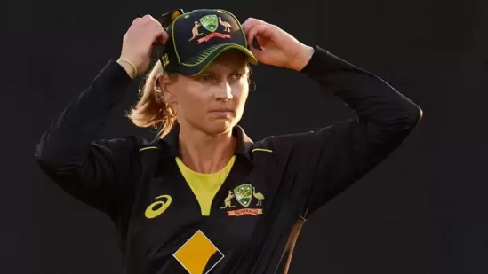 Meg Lanning - ऑस्ट्रेलियाची कर्णधार मेग लॅनिंग दुसऱ्या क्रमांकावर आहे. तिची एकूण संपत्ती $९ मिलियन डॉलर्स आहे. लॅनिंग दरवर्षी १.७ कोटी रुपये कमावते. WPL लिलावात तिला १.१ कोटी रुपयांना विकत घेण्यात आले होते.