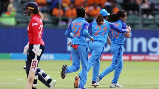 तर दुसरीकडे, पुरुषांना एका टेस्ट मॅचसाठी १५ लाख म्हणजे दिवसाला ३ लाख रुपये देण्यात येतात. तर वनडेसाठी पुरुषांना ६ लाख तर टी-२० साठी ३ रुपये दिले जातात.