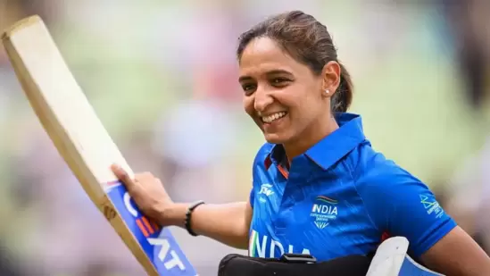 Harmanpreet Kaur - भारतीय महिला संघाची कर्णधार हरमनप्रीत कौरला बीसीसीआयकडून दरवर्षी ५० लाख रुपयांचे मानदन दिले जाते. तिची एकूण संपत्ती $३ मिलियन डॉलर्स आहे.