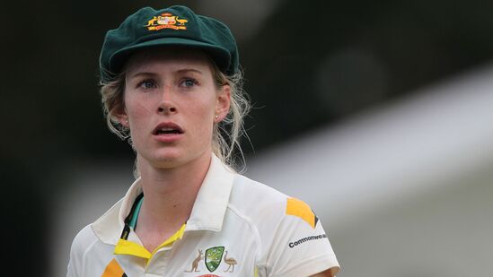 Holly Ferling - सर्वाधिक कमाई करणाऱ्या महिला खेळाडूंच्या यादीत ऑस्ट्रेलियाची अष्टपैलू होली फर्लिंग ७व्या क्रमांकावर आहे. होली फेर्लिंगची एकूण संपत्ती $१.५ मिलियन डॉलर्स आहे.&nbsp;