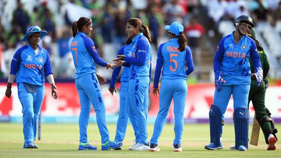 पुरुष क्रिकेटपटूंचा सेंट्रल करार : श्रेणी A+ (रु. ७ कोटी), श्रेणी A (रु. ५ कोटी), श्रेणी B (रु. ३ कोटी) आणि श्रेणी C (रु. १ कोटी).महिला क्रिकेटपटूंचा सेंट्रल करार : श्रेणी A (रु. ५० लाख), श्रेणी B (रु. ३० लाख) आणि श्रेणी C (रु. १० लाख).