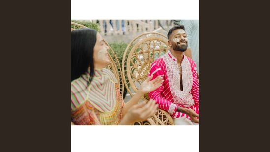 लग्नानंतर हार्दिक पांड्या पुन्हा एकदा टीम इंडियात परतला आहे. ऑस्ट्रेलियाविरुद्धच्या तीन एकदिवसीय सामन्यांच्या मालिकेसाठी हार्दिकचा भारतीय संघात समावेश करण्यात आला आहे. लग्नानंतर हार्दिक पांड्या पुन्हा एकदा टीम इंडियात परतला आहे. ऑस्ट्रेलियाविरुद्धच्या तीन एकदिवसीय सामन्यांच्या मालिकेसाठी हार्दिकचा भारतीय संघात समावेश करण्यात आला आहे. 