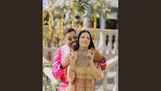 हार्दिक आणि नताशाचे लग्न उदयपूरच्या राफेल हॉटेलमध्ये पार पडले. उदयपूरचे हे राफेल हॉटेल तलावाच्या मध्यभागी एका बेटावर बांधले आहे. हे आलिशान हॉटेल २३ एकरपेक्षा जास्त परिसरात पसरले आहे. हार्दिक आणि नताशाचे लग्न उदयपूरच्या राफेल हॉटेलमध्ये पार पडले. उदयपूरचे हे राफेल हॉटेल तलावाच्या मध्यभागी एका बेटावर बांधले आहे. हे आलिशान हॉटेल २३ एकरपेक्षा जास्त परिसरात पसरले आहे.