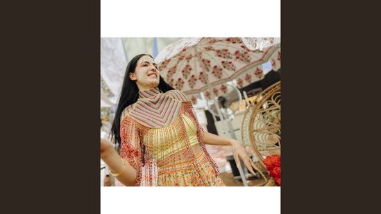 लग्नाच्या एका आठवड्यानंतर हार्दिकने त्याच्या फेसबुकवर काही फोटो शेअर केले आहेत. हार्दिक आणि नताशाचे हे फोटो लग्नापूर्वीचे आहेत, जे खूपच सुंदर आहेत. यादरम्यान, हार्दिकची पत्नी नताशाच्या हातावर मेंदी लावल्याचे दिसून येत आहे. लग्नाच्या एका आठवड्यानंतर हार्दिकने त्याच्या फेसबुकवर काही फोटो शेअर केले आहेत. हार्दिक आणि नताशाचे हे फोटो लग्नापूर्वीचे आहेत, जे खूपच सुंदर आहेत. यादरम्यान, हार्दिकची पत्नी नताशाच्या हातावर मेंदी लावल्याचे दिसून येत आहे.