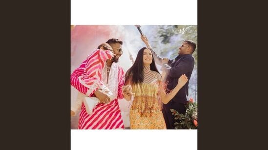 हार्दिकच्या लग्नाला त्याच्या कुटुंबातील सदस्यांनीच हजेरी लावली होती, कारण जेव्हा हार्दिक आणि नताशाचे लग्न झाले तेव्हा टीम इंडिया ऑस्ट्रेलियाविरुद्धच्या कसोटी मालिकेत व्यस्त होती. हार्दिकच्या लग्नाला त्याच्या कुटुंबातील सदस्यांनीच हजेरी लावली होती, कारण जेव्हा हार्दिक आणि नताशाचे लग्न झाले तेव्हा टीम इंडिया ऑस्ट्रेलियाविरुद्धच्या कसोटी मालिकेत व्यस्त होती.